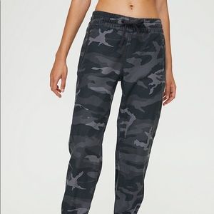 NWT Aritzia Alix pant in camo